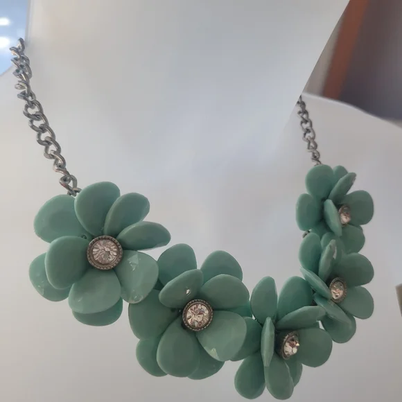 Vintage Floral Necklace - Picture 7 of 10